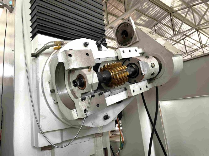 Multi-axis gear hobbing machine