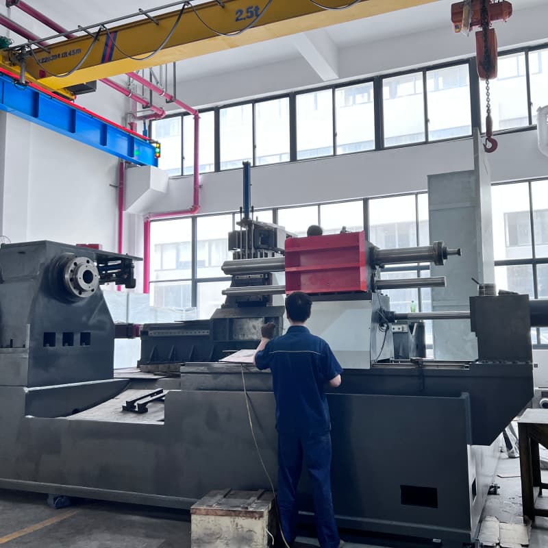 Spinning machine for metal